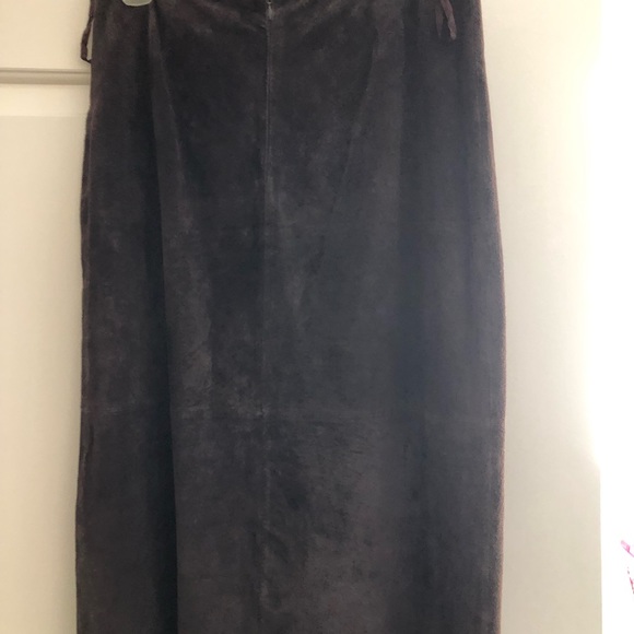 Brown suede midi skirt with zipper in the back - Picture 2 of 2